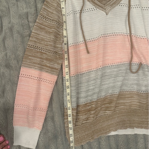 Lightweight hooded sweater - never worn -fits like a Medium - Picture 3 of 4